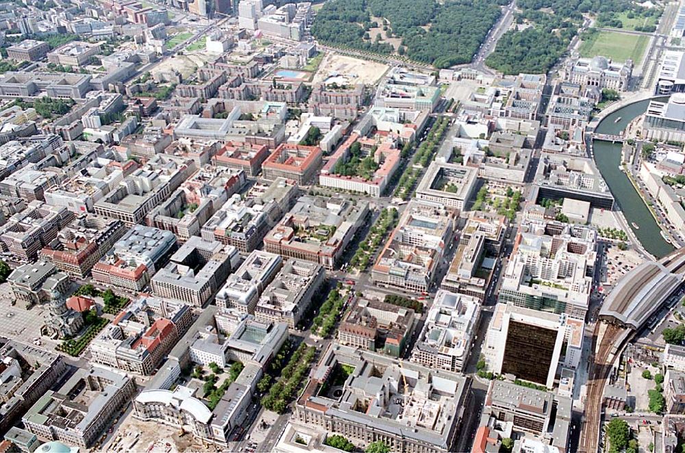 Luftbild Berlin (Tiergarten) - Stadtansicht vom Bereich Unter den Linden mit dem Brandenburger Tor und dem Regierungsviertel in Berlin- Mitte/Tiergarten