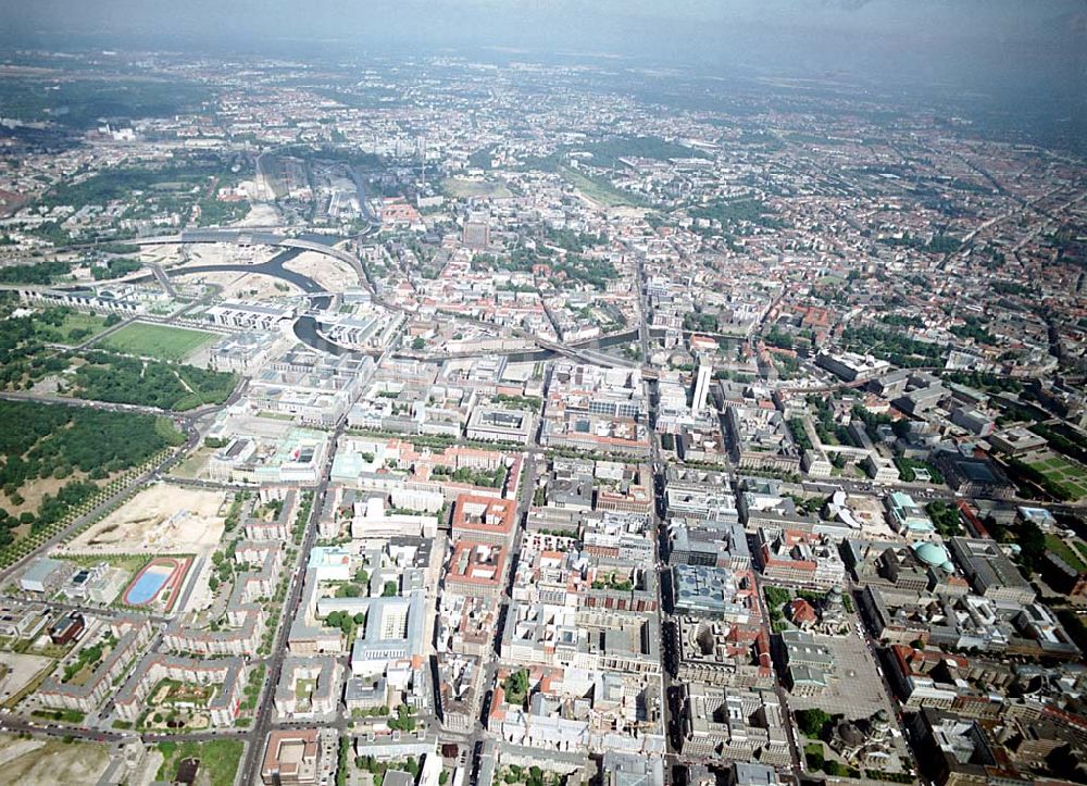 Luftaufnahme Berlin- Mitte - Stadtansicht von Berlin im Bereich Tiergarten und Mitte einschließlich dem Spreebogen. Datum: 30.06.2003