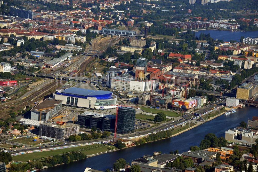 Berlin Friedrichshain aus der Vogelperspektive: Stadtansicht von Berlin mit Blick auf die Spree und die Veranstaltungshalle O2 World Berlin im Stadtteil Friedrichshain in Berlin