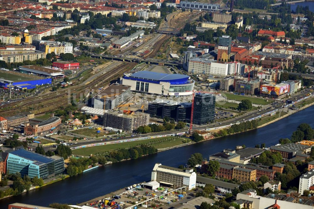 Luftbild Berlin Friedrichshain - Stadtansicht von Berlin mit Blick auf die Spree und die Veranstaltungshalle O2 World Berlin im Stadtteil Friedrichshain in Berlin