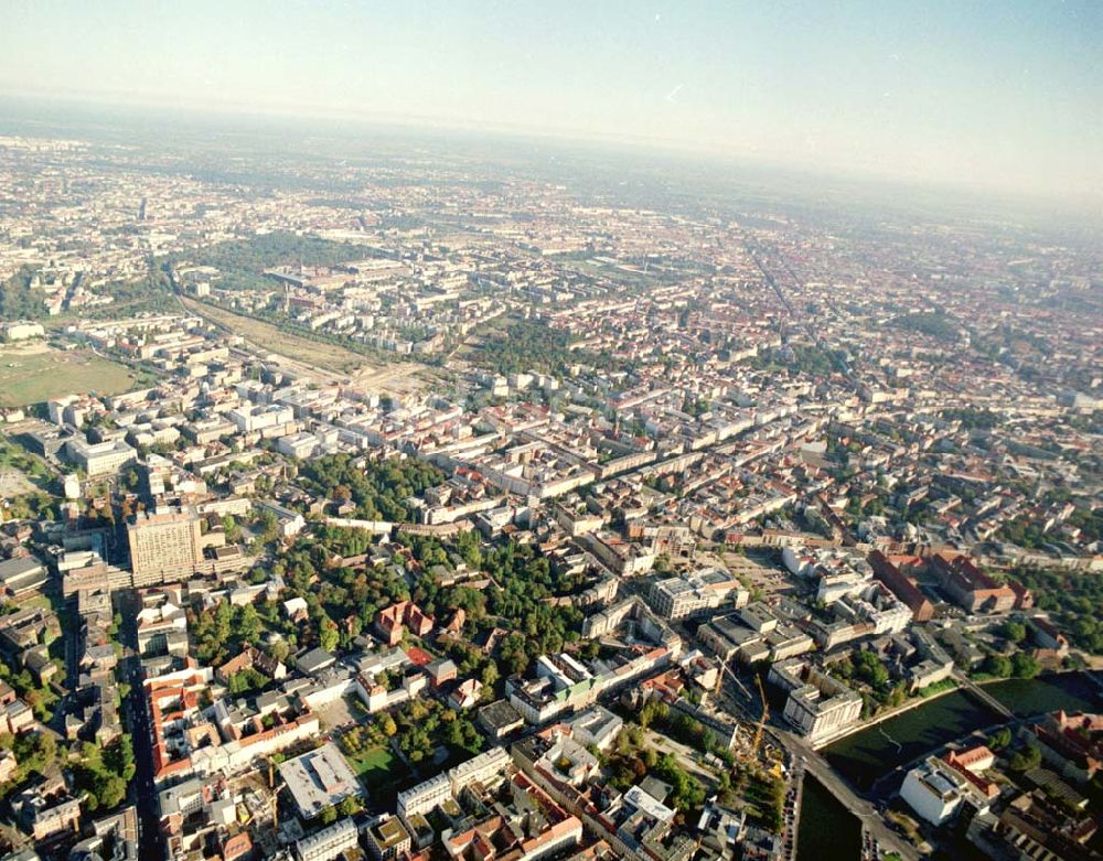 Berlin aus der Vogelperspektive: Stadtansicht Berlin Charitee Büro und Geschäftshaus in Berlin - Mitte, Reinhardstr / Ecke Albrechtstraße Ein Projekt der Kilian Projektmanagement, Fasanenstr