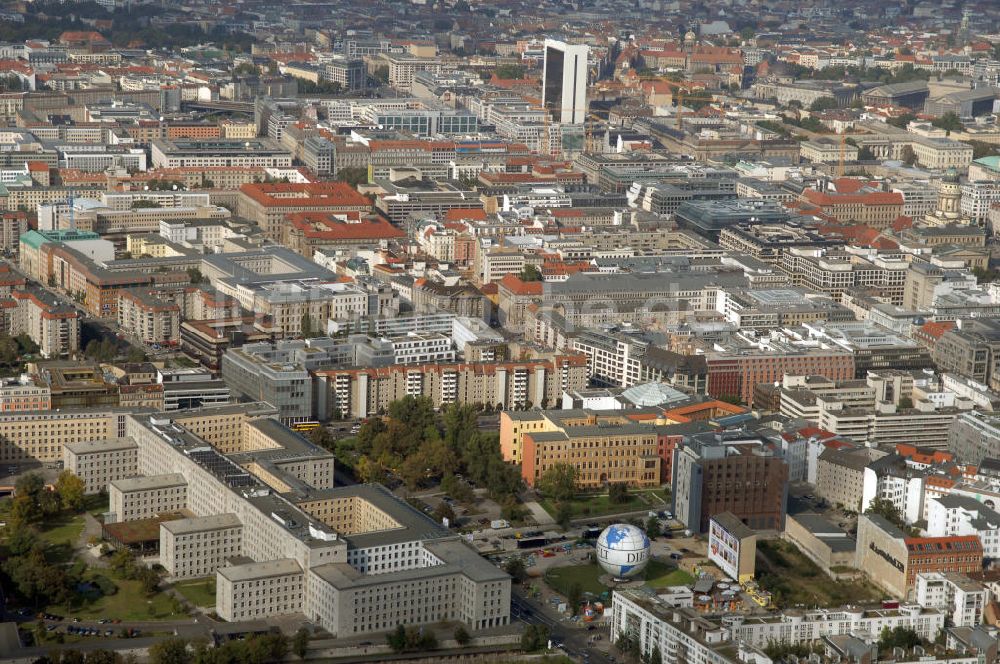 Berlin aus der Vogelperspektive: Stadtansicht von Berlin-Kreuzberg nach Berlin-Mitte