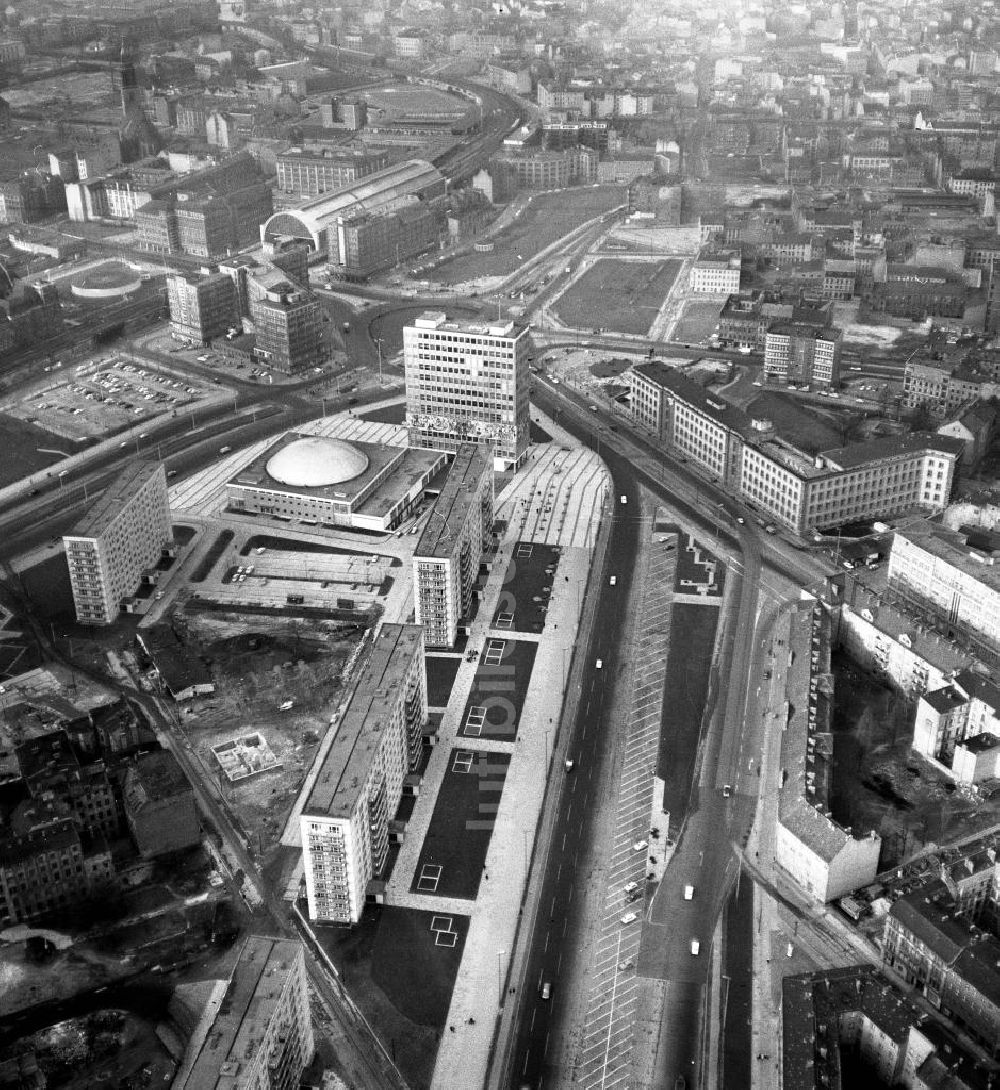 Berlin von oben - Stadtansicht Berlin-Mitte am Alexanderplatz