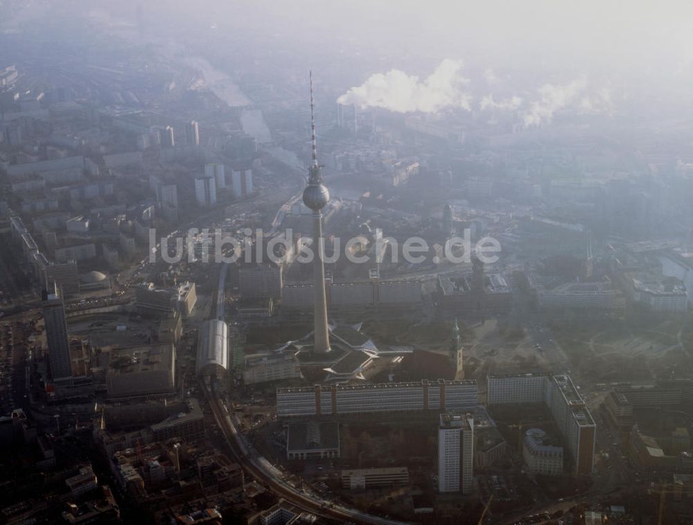 Luftbild Berlin - Stadtansicht Berlin-Mitte mit dem Fernsehturm am Alexanderplatz