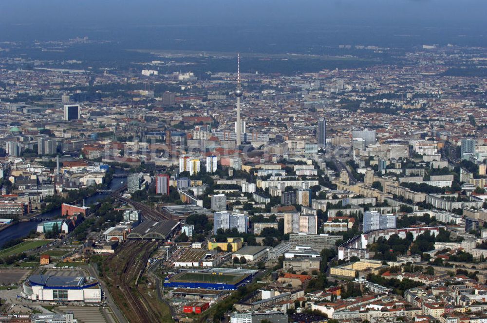 Berlin Friedrichshain / Mitte aus der Vogelperspektive: Stadtansicht Berlin-Mitte / Friedrichshain mit dem Stadtzentrum Ost am Berliner Fernsehturm