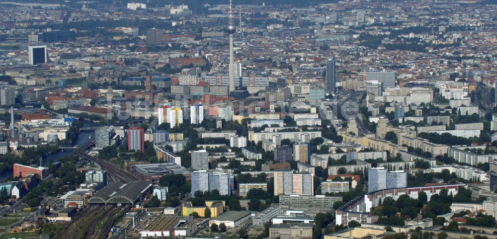 Luftaufnahme Berlin Friedrichshain / Mitte - Stadtansicht Berlin-Mitte / Friedrichshain mit dem Stadtzentrum Ost am Berliner Fernsehturm