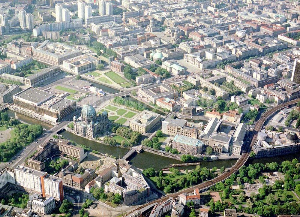 Luftbild Berlin - Stadtansicht von Berlin - Mitte mit dem Palasthotel und dem Palst der Republik sowie dem Berliner Dom und der Museumsinsel