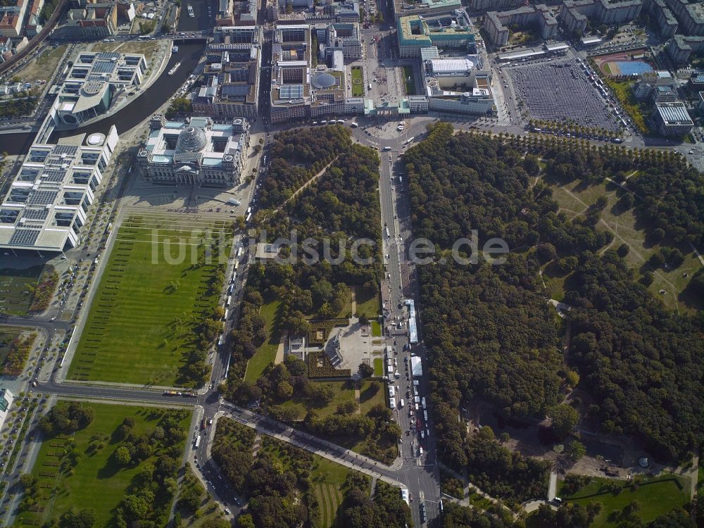 Berlin von oben - Stadtansicht Berlin Mitte mit dem Regierungsviertel, Brandenburger Tor und der Straße Unter den Linden am Pariser Platz