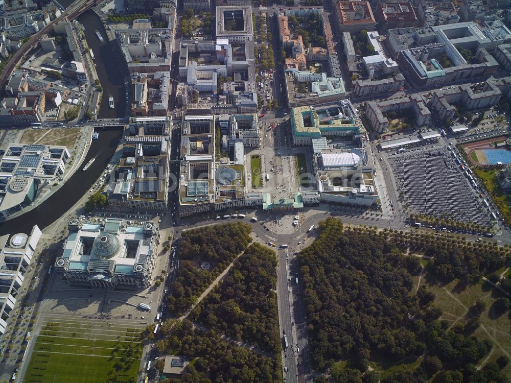 Berlin aus der Vogelperspektive: Stadtansicht Berlin Mitte mit dem Regierungsviertel, Brandenburger Tor und der Straße Unter den Linden am Pariser Platz