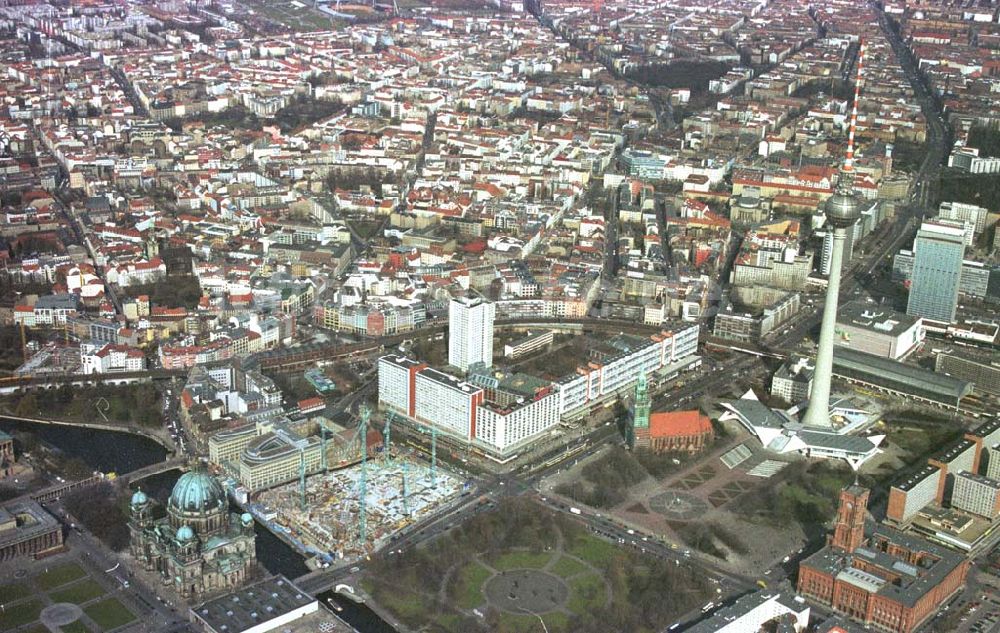 Luftaufnahme Berlin- Mitte - Stadtansicht von Berlin-Mitte/Alexanderplatz 11.03.02