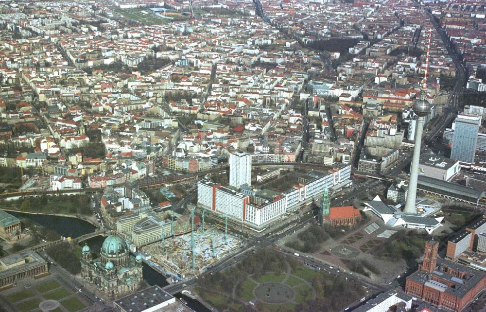 Berlin- Mitte von oben - Stadtansicht von Berlin-Mitte/Alexanderplatz 11.03.02