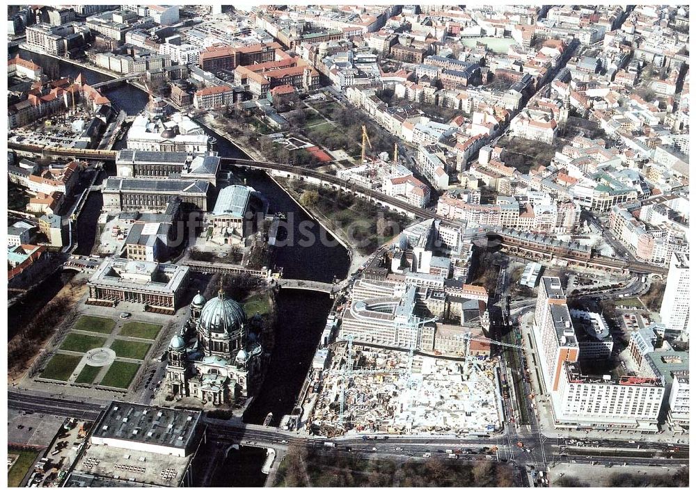 Berlin- Mitte von oben - Stadtansicht von Berlin-Mitte/Museumsinsel mit dem Baustelle des Domhotels. 11.03.02