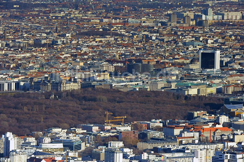 Luftaufnahme Berlin - Stadtansicht Berlin - Tiergarten mit dem Botschafts- Viertel an der Tiergartenstraße