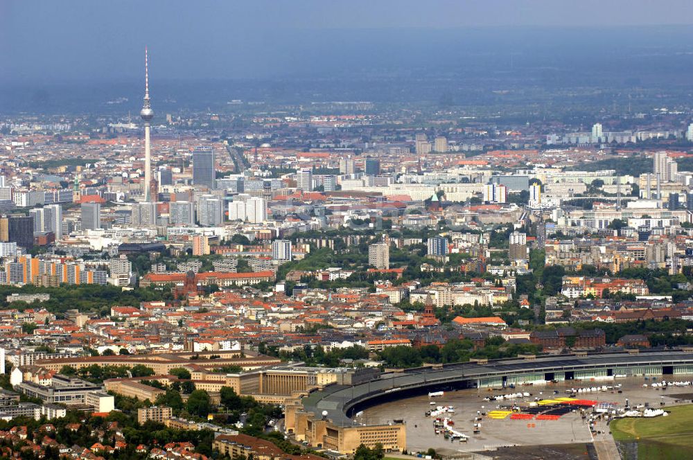 Berlin von oben - Stadtansicht der Berliner Bezirke Tempelhof und Mitte