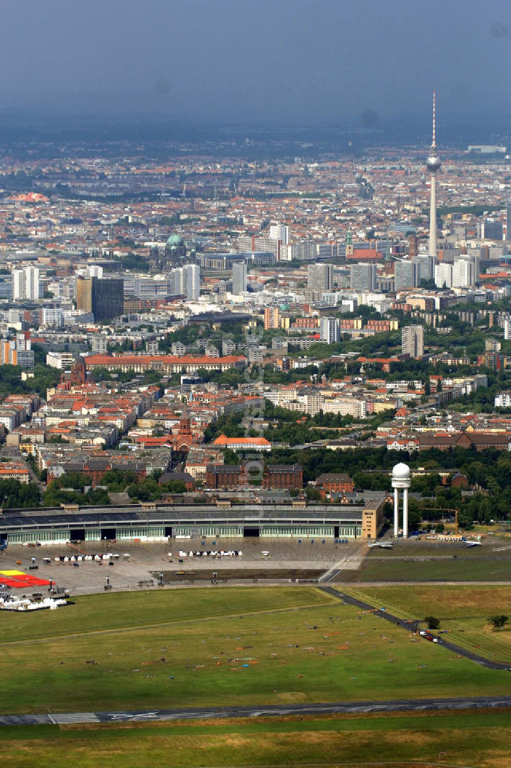 Berlin von oben - Stadtansicht der Berliner Bezirke Tempelhof und Mitte