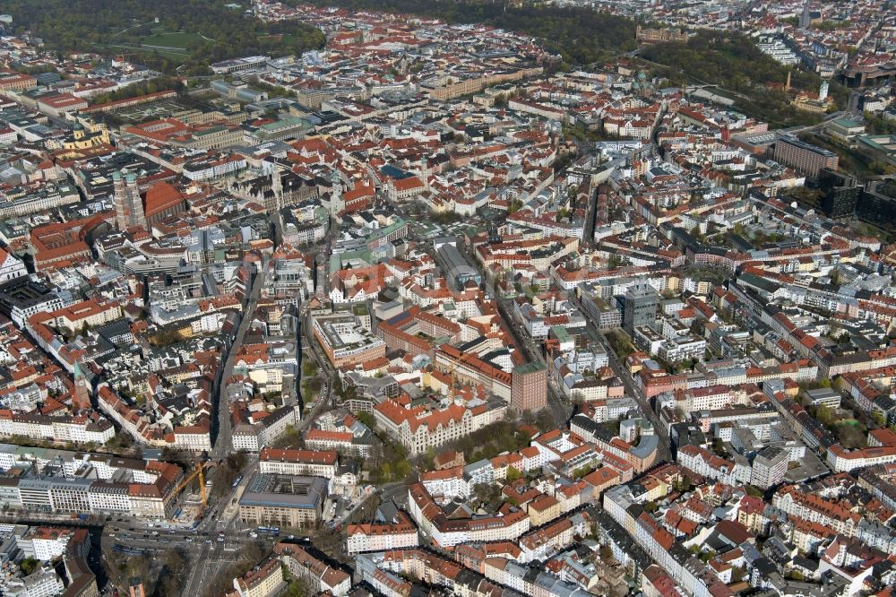 München aus der Vogelperspektive: Stadtansicht mit Blick auf die Altstadt im Stadtgebiet in München im Bundesland Bayern, Deutschland