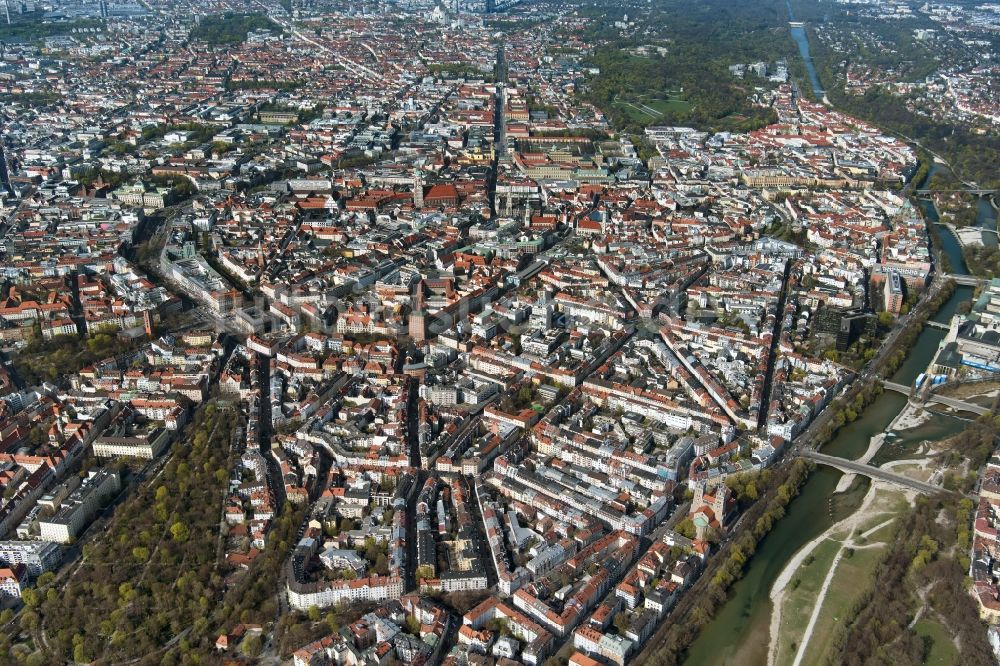 München aus der Vogelperspektive: Stadtansicht mit Blick auf die Altstadt im Stadtgebiet in München im Bundesland Bayern, Deutschland