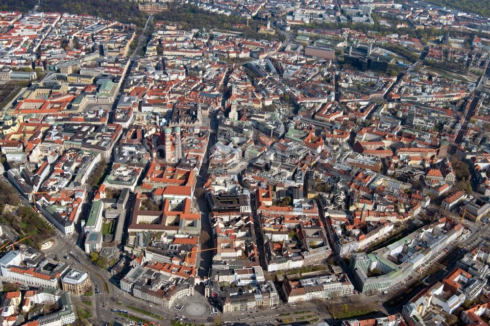 München aus der Vogelperspektive: Stadtansicht mit Blick auf die Altstadt im Stadtgebiet in München im Bundesland Bayern, Deutschland