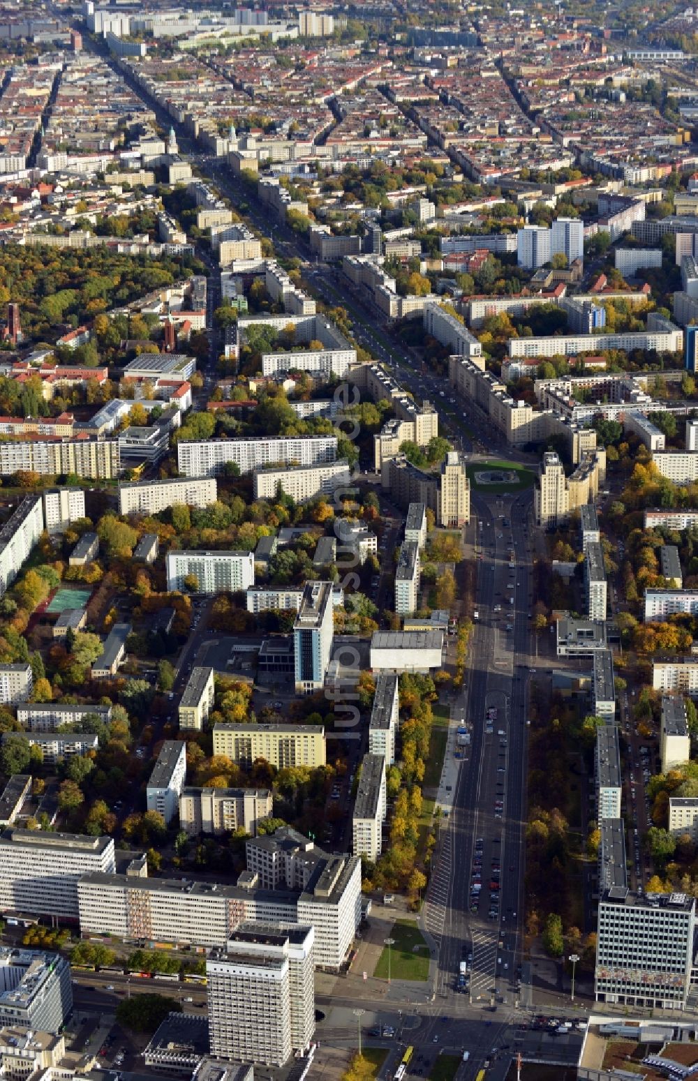 Luftbild Berlin - Stadtansicht mit Blick über den Stadtteil Friedrichshain entlang Karl-Marx-Alle und Strausberger Platz auf Hochhäuser an der Frankfurter Allee in Berlin