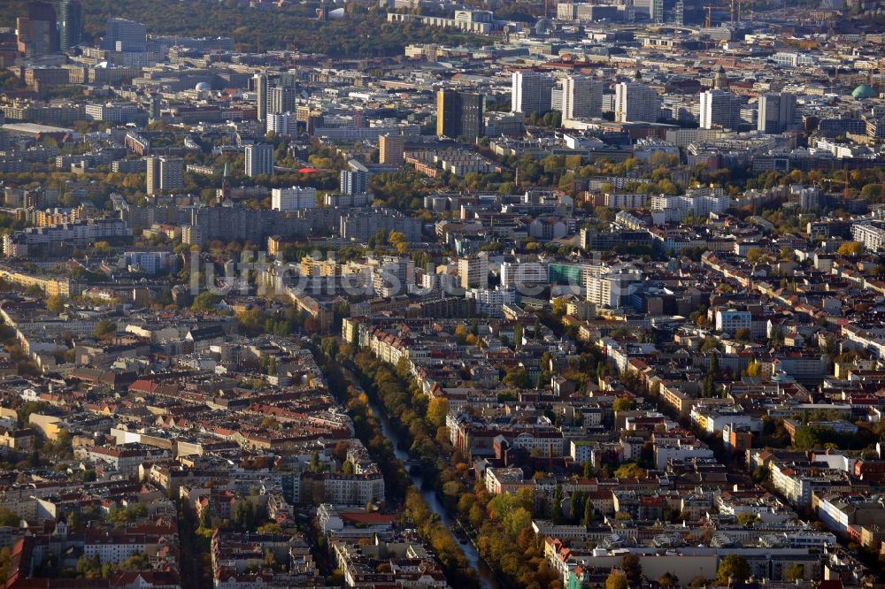 Luftaufnahme Berlin - Stadtansicht mit Blick über den Stadtteil Kreuzberg entlang Landwehrkanal und Reichenbergerstraße auf Hochhäuser in Berlin - Mitte