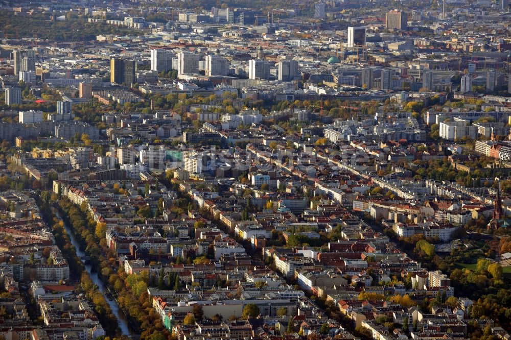 Berlin von oben - Stadtansicht mit Blick über den Stadtteil Kreuzberg entlang Landwehrkanal und Reichenbergerstraße auf Hochhäuser in Berlin - Mitte