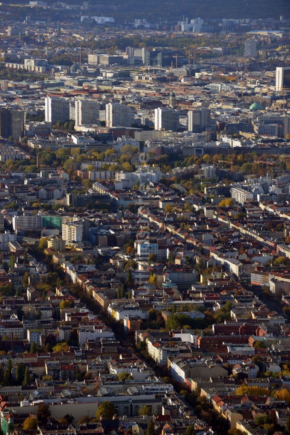 Berlin aus der Vogelperspektive: Stadtansicht mit Blick über den Stadtteil Kreuzberg entlang Reichenberger Straße und Wiener Straße auf Hochhäuser in Berlin - Mitte