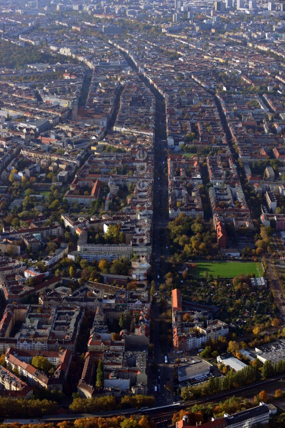 Berlin aus der Vogelperspektive: Stadtansicht mit Blick über den Stadtteil Neukölln entlang der Sonnenallee und Karl-Marx-Straße in Berlin