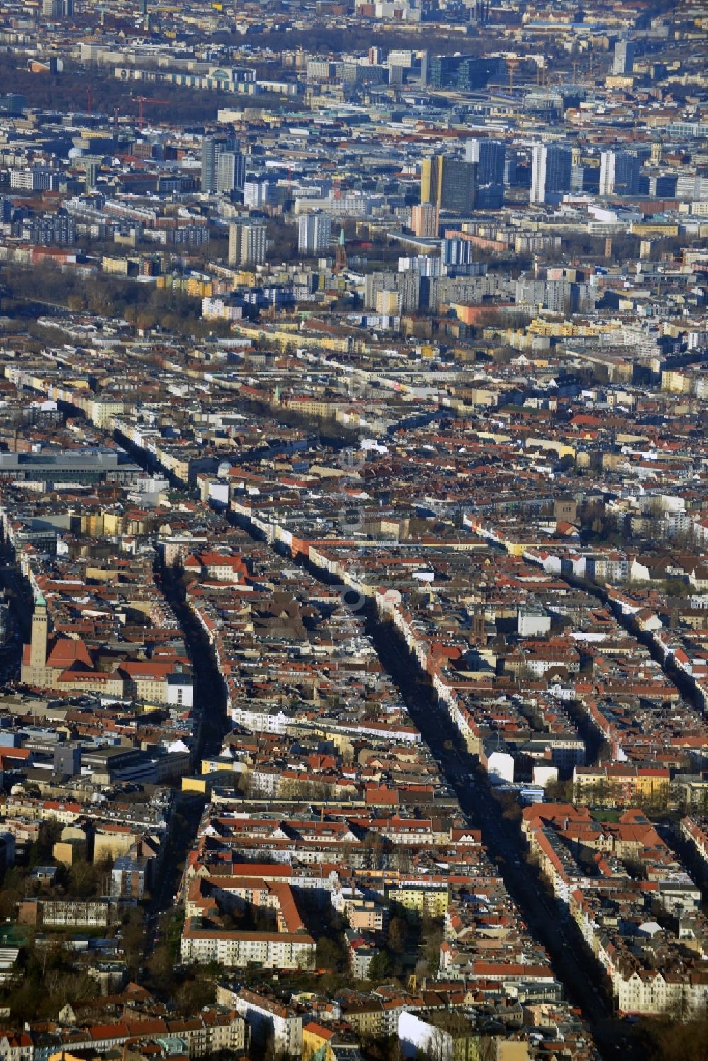 Luftaufnahme Berlin - Stadtansicht mit Blick über den Stadtteil Neukölln entlang der Sonnenallee und Karl-Marx-Straße in Berlin