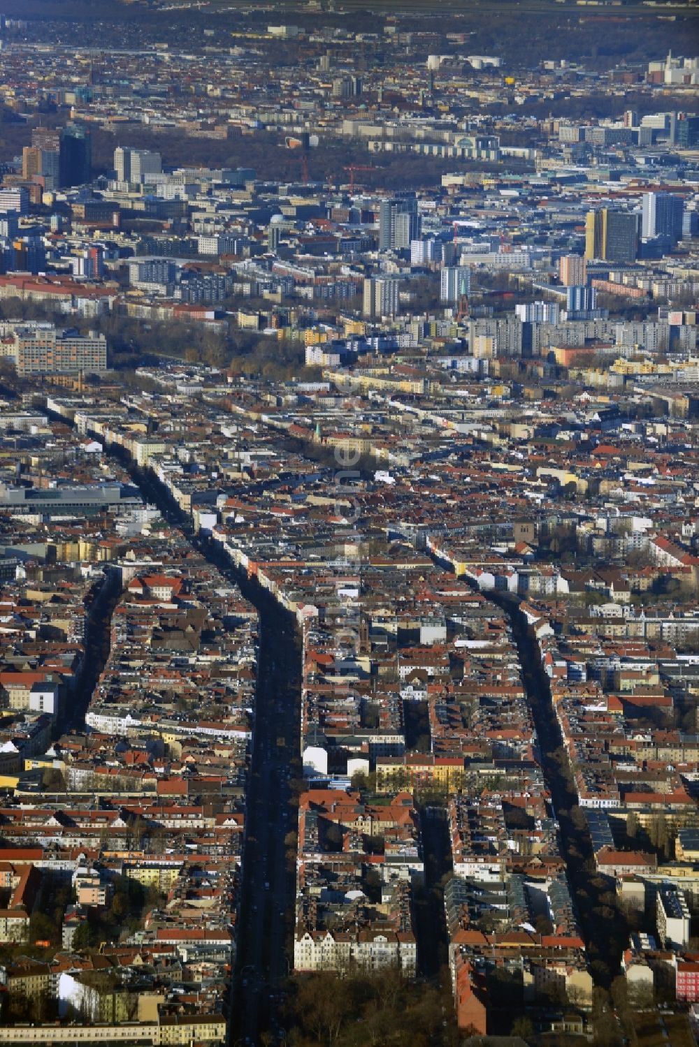 Berlin aus der Vogelperspektive: Stadtansicht mit Blick über den Stadtteil Neukölln entlang der Sonnenallee und Karl-Marx-Straße in Berlin