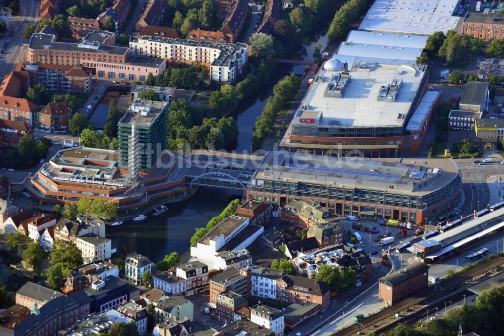 Luftbild Hamburg Bergedorf - Stadtansicht mit Blick auf das CCB - Einkaufszentrum in der Bergedorfer Straße an der Serrahn - Schleuse im Stadtteil Bergedorf in Hamburg