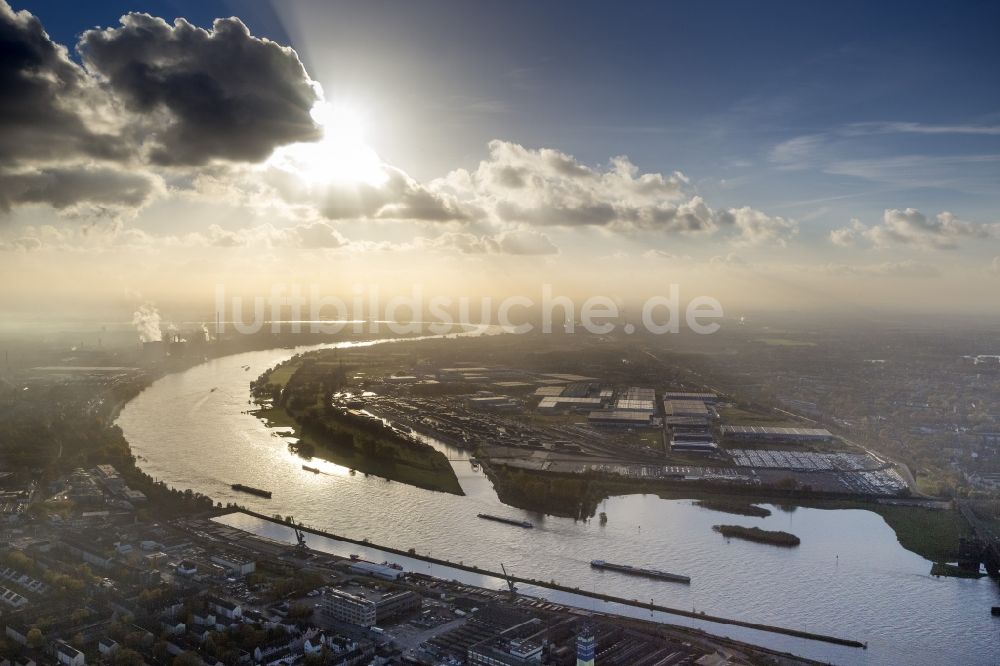 Luftbild Duisburg - Stadtansicht mit Blick entlang dem Rhein Verlauf am Lockport I Hafen und über den Stadtteil Rheinhausen in Duisburg im Bundesland Nordrhein-Westfalen