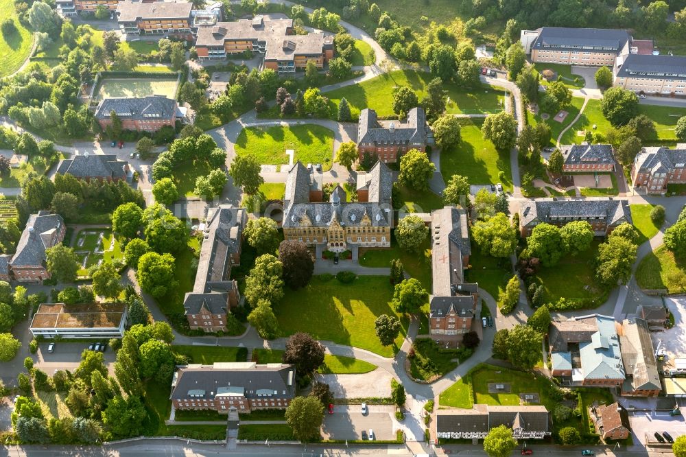 Luftaufnahme Marsberg - Stadtansicht mit Blick auf das Gelände des St. Johannes Stift in Marsberg in Nordrhein-Westfalen