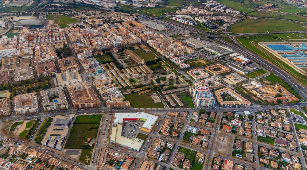 Luftaufnahme Palma - Stadtansicht mit Blick auf ein hiesiges Einkaufszentrum im Stadtgebiet im Ortsteil Cas Capiscol in Palma in Balearische Insel Mallorca, Spanien