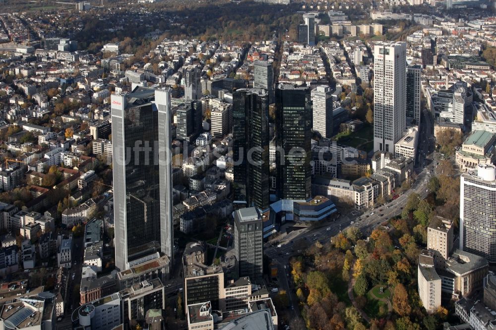 Frankfurt am Main aus der Vogelperspektive: Stadtansicht mit Blick die Hochhaus Skyline im Banken- und Versicherungsviertel der Innenstadt von Frankfurt am Main im Bundesland Hessen