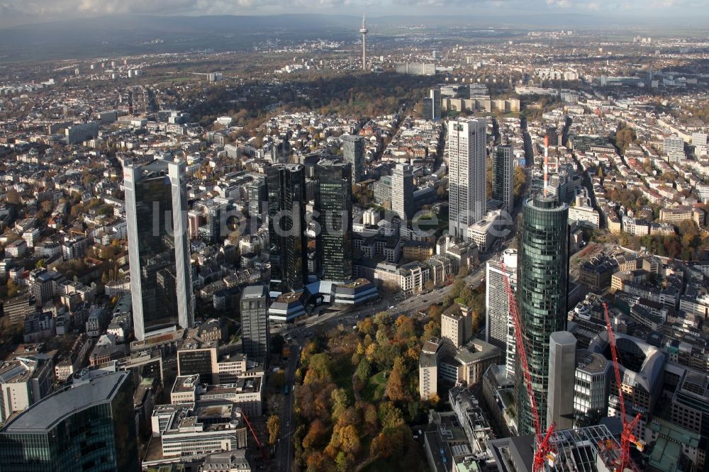 Luftbild Frankfurt am Main - Stadtansicht mit Blick die Hochhaus Skyline im Banken- und Versicherungsviertel der Innenstadt von Frankfurt am Main im Bundesland Hessen