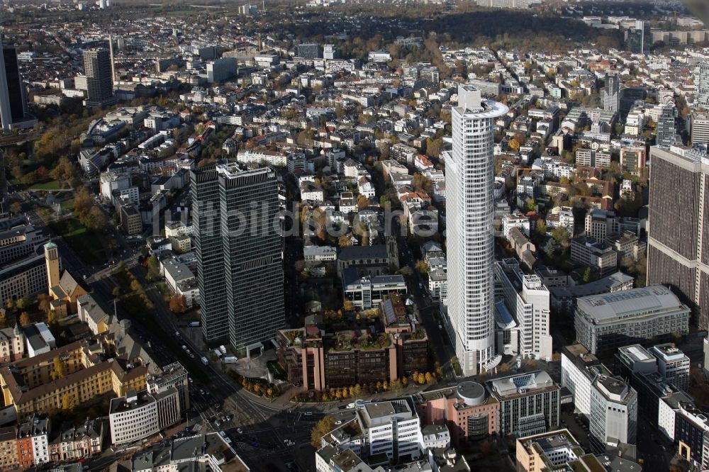 Luftaufnahme Frankfurt am Main - Stadtansicht mit Blick die Hochhaus Skyline im Banken- und Versicherungsviertel der Innenstadt von Frankfurt am Main im Bundesland Hessen