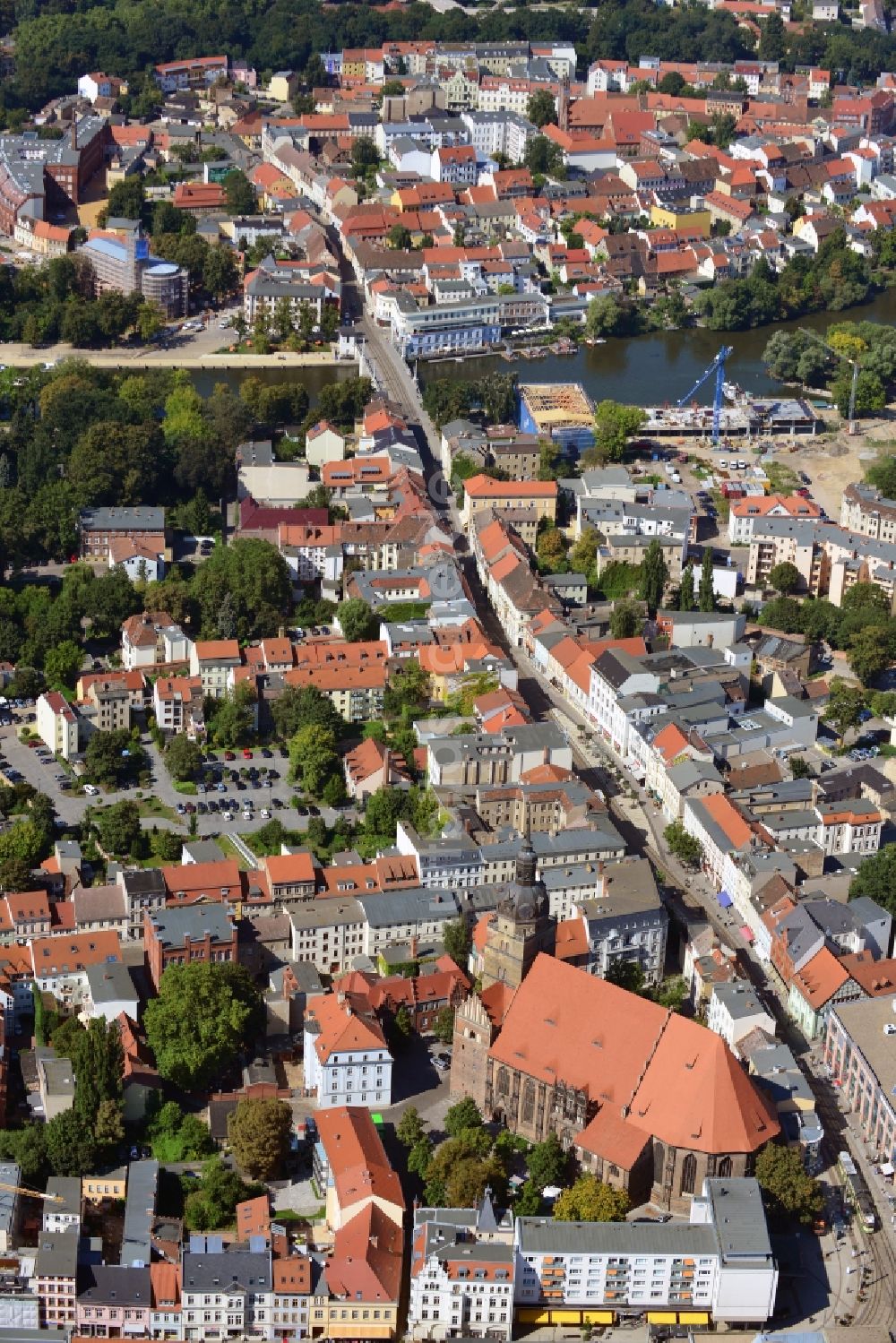 Brandenburg an der Havel von oben - Stadtansicht mit Blick auf die St. - Katharinen - Kirche, die Hauptstraße und den Fluss Niederhavel in Brandenburg an der Havel in Brandenburg