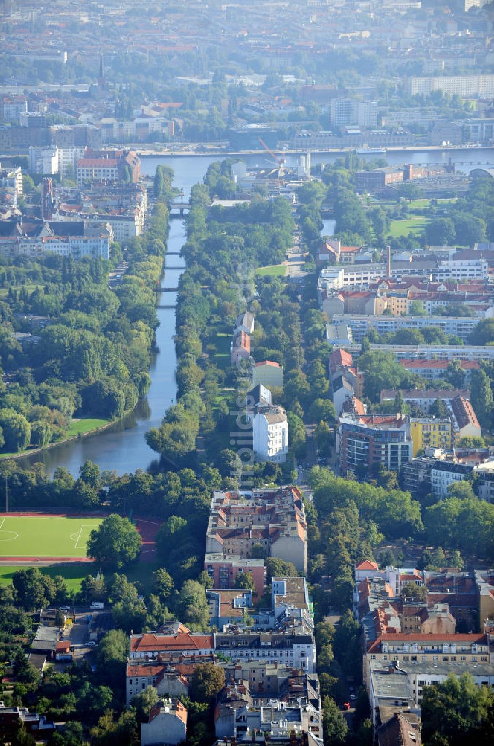 Luftaufnahme Berlin Kreuzberg - Stadtansicht mit Blick auf den Landwehrkanal in Berlin-Kreuzberg