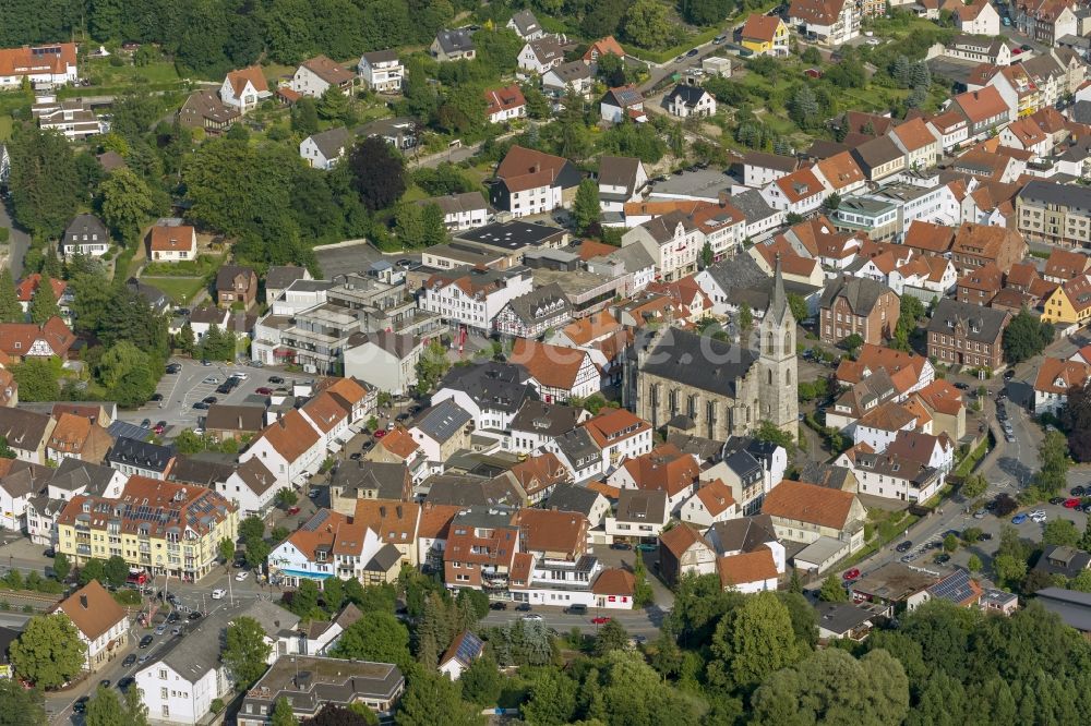 Marsberg aus der Vogelperspektive: Stadtansicht mit Blick auf die St. Magnuskirche in Marsberg in Nordrhein-Westfalen 