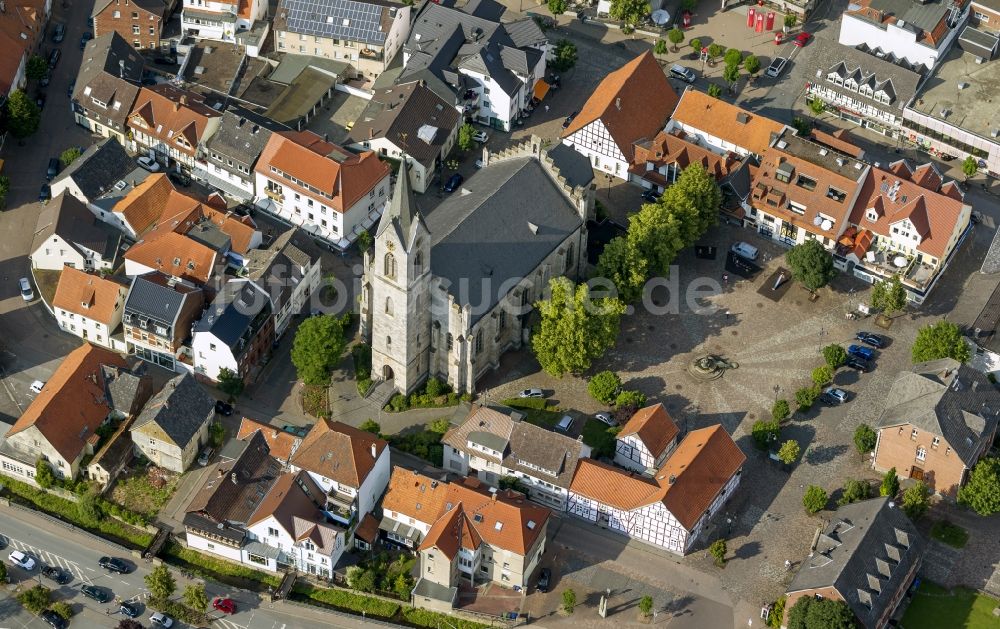 Marsberg von oben - Stadtansicht mit Blick auf die St. Magnuskirche in Marsberg in Nordrhein-Westfalen 