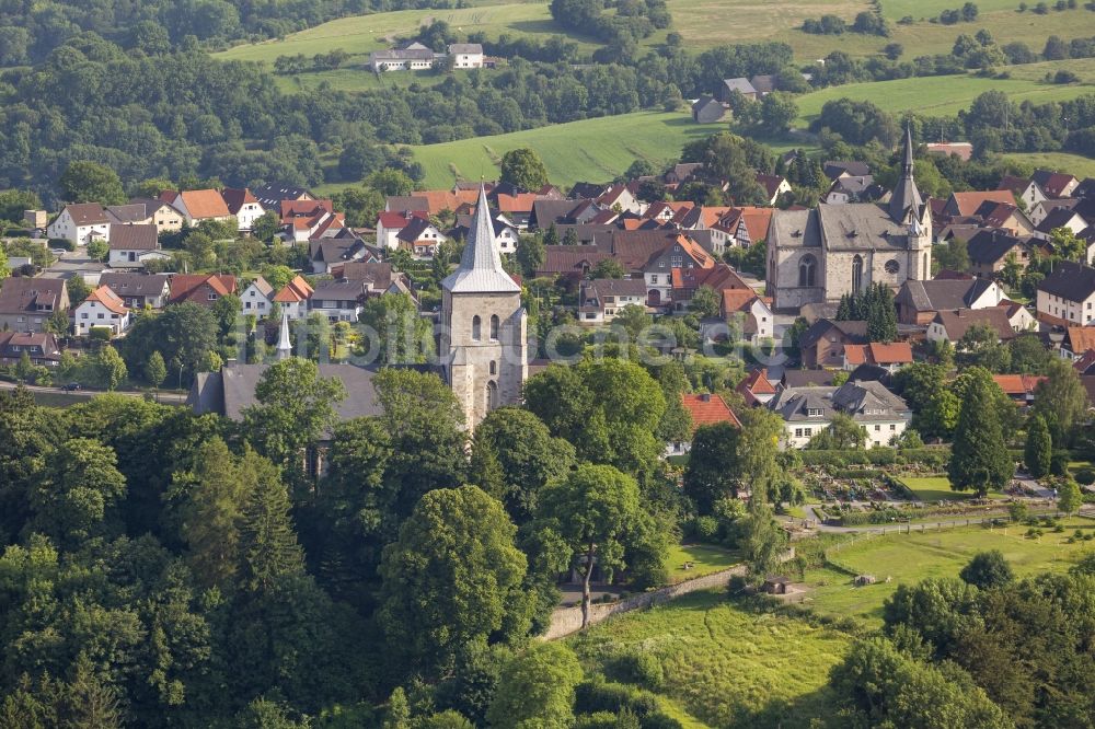 Marsberg von oben - Stadtansicht mit Blick auf die Nikolaikirche und Stiftskirche St. Petrus und Paulus in Marsberg in Nordrhein-Westfalen