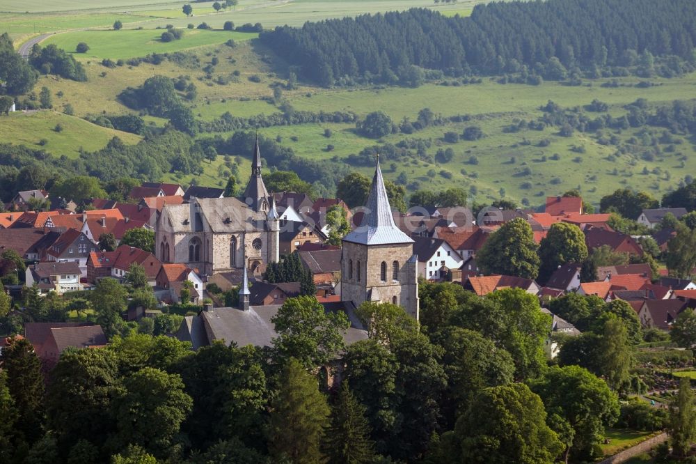 Marsberg aus der Vogelperspektive: Stadtansicht mit Blick auf die Nikolaikirche und Stiftskirche St. Petrus und Paulus in Marsberg in Nordrhein-Westfalen