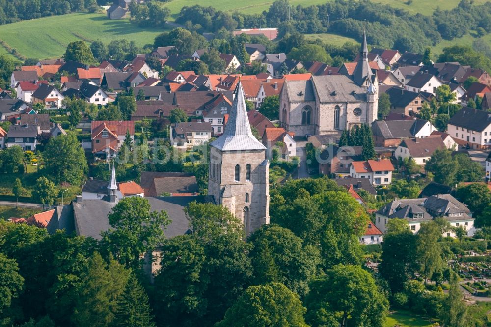 Luftbild Marsberg - Stadtansicht mit Blick auf die Nikolaikirche und Stiftskirche St. Petrus und Paulus in Marsberg in Nordrhein-Westfalen