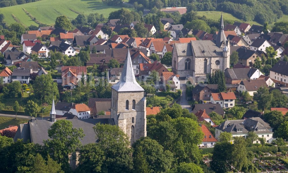 Luftaufnahme Marsberg - Stadtansicht mit Blick auf die Nikolaikirche und Stiftskirche St. Petrus und Paulus in Marsberg in Nordrhein-Westfalen