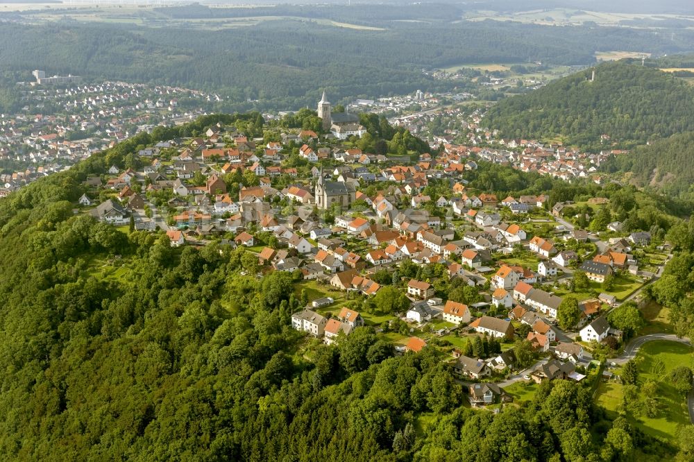 Luftaufnahme Marsberg - Stadtansicht mit Blick auf die Nikolaikirche und Stiftskirche St. Petrus und Paulus in Marsberg in Nordrhein-Westfalen 