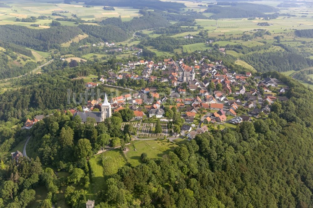 Marsberg aus der Vogelperspektive: Stadtansicht mit Blick auf die Nikolaikirche und Stiftskirche St. Petrus und Paulus in Marsberg in Nordrhein-Westfalen 