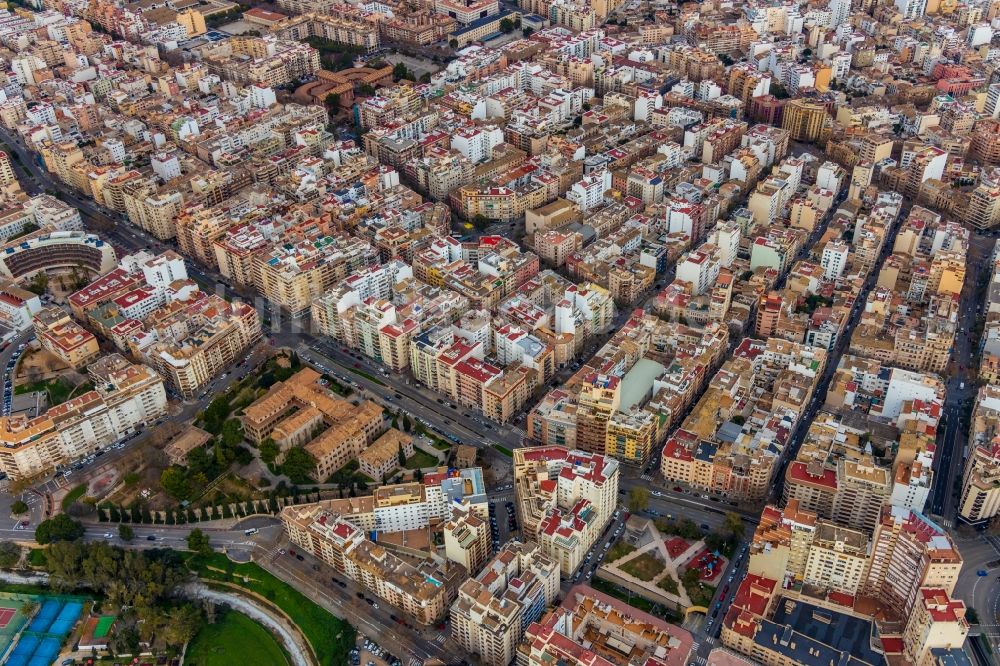 Palma aus der Vogelperspektive: Stadtansicht mit Blick auf das Seniorenheim Hermanitas de los Pobres im Stadtgebiet im Ortsteil Bons Aires in Palma in Balearische Insel Mallorca, Spanien