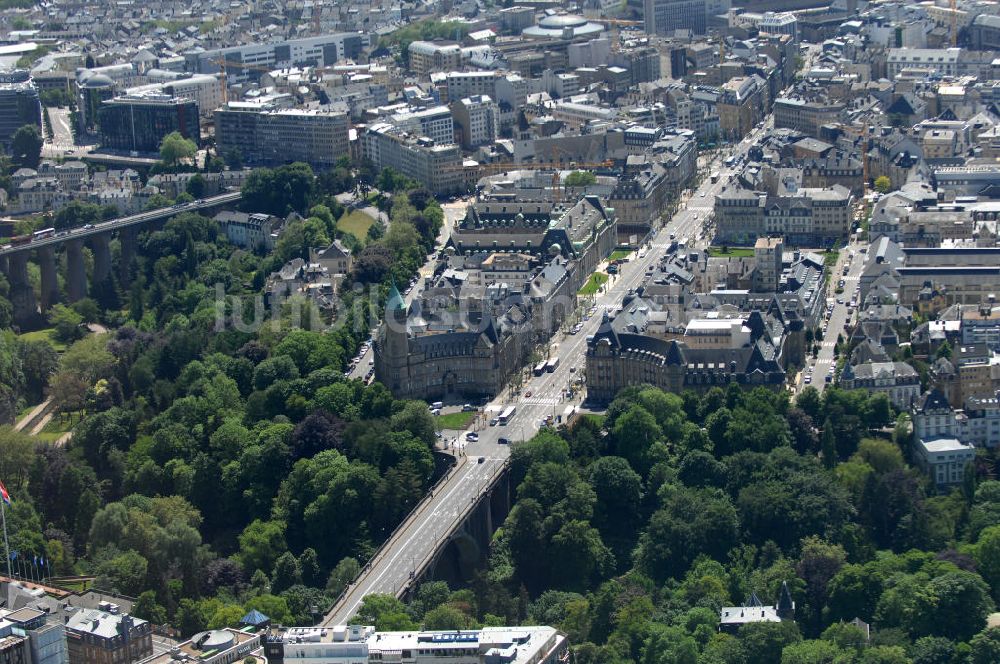 Luftbild Luxemburg - Stadtansicht auf den Boulevard de la Petrusse am Place de Metz und der Pont Adolphe im Altstadtzentrum von Luxemburg