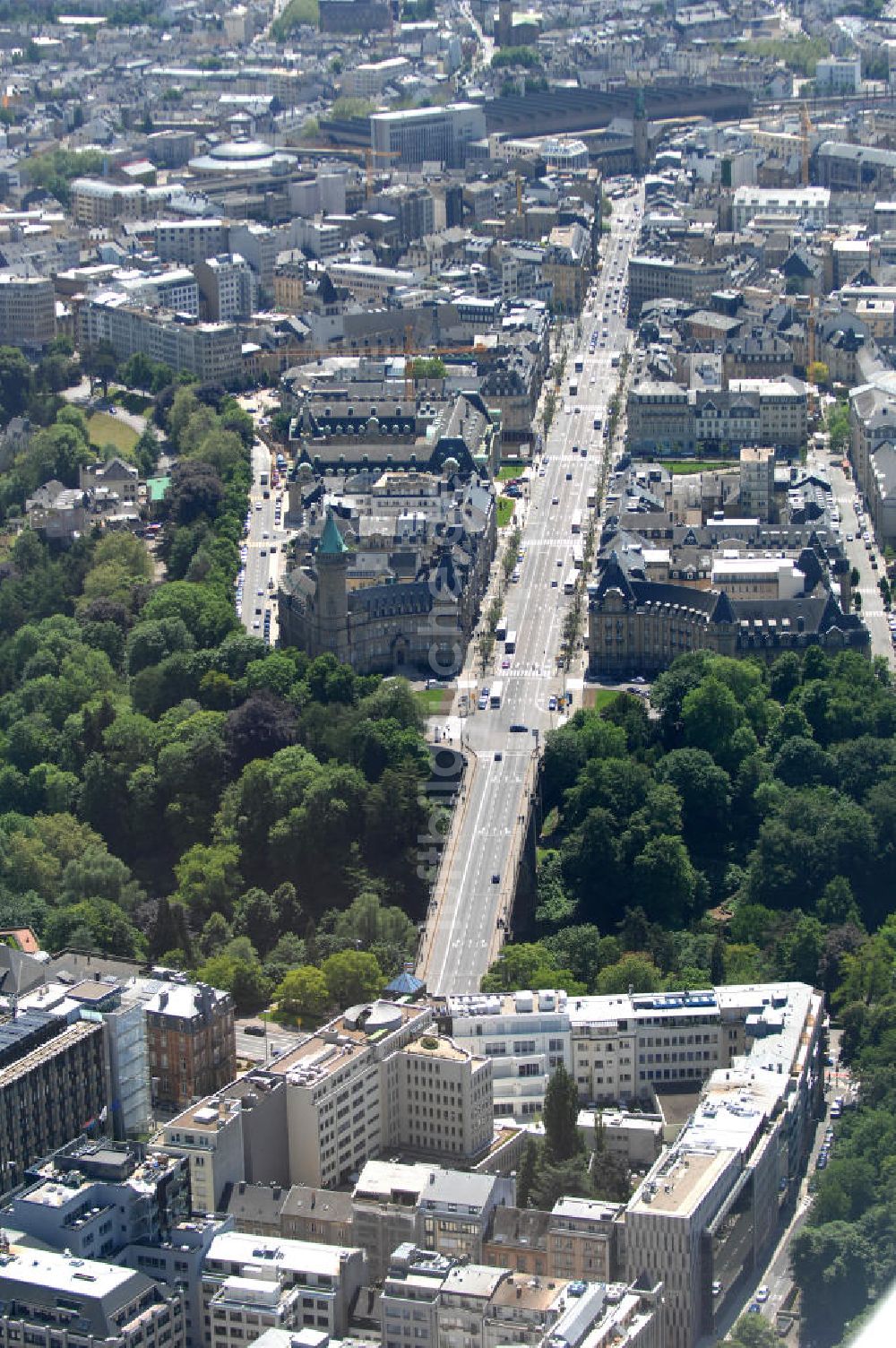 Luftaufnahme Luxemburg - Stadtansicht auf den Boulevard de la Petrusse am Place de Metz und der Pont Adolphe im Altstadtzentrum von Luxemburg