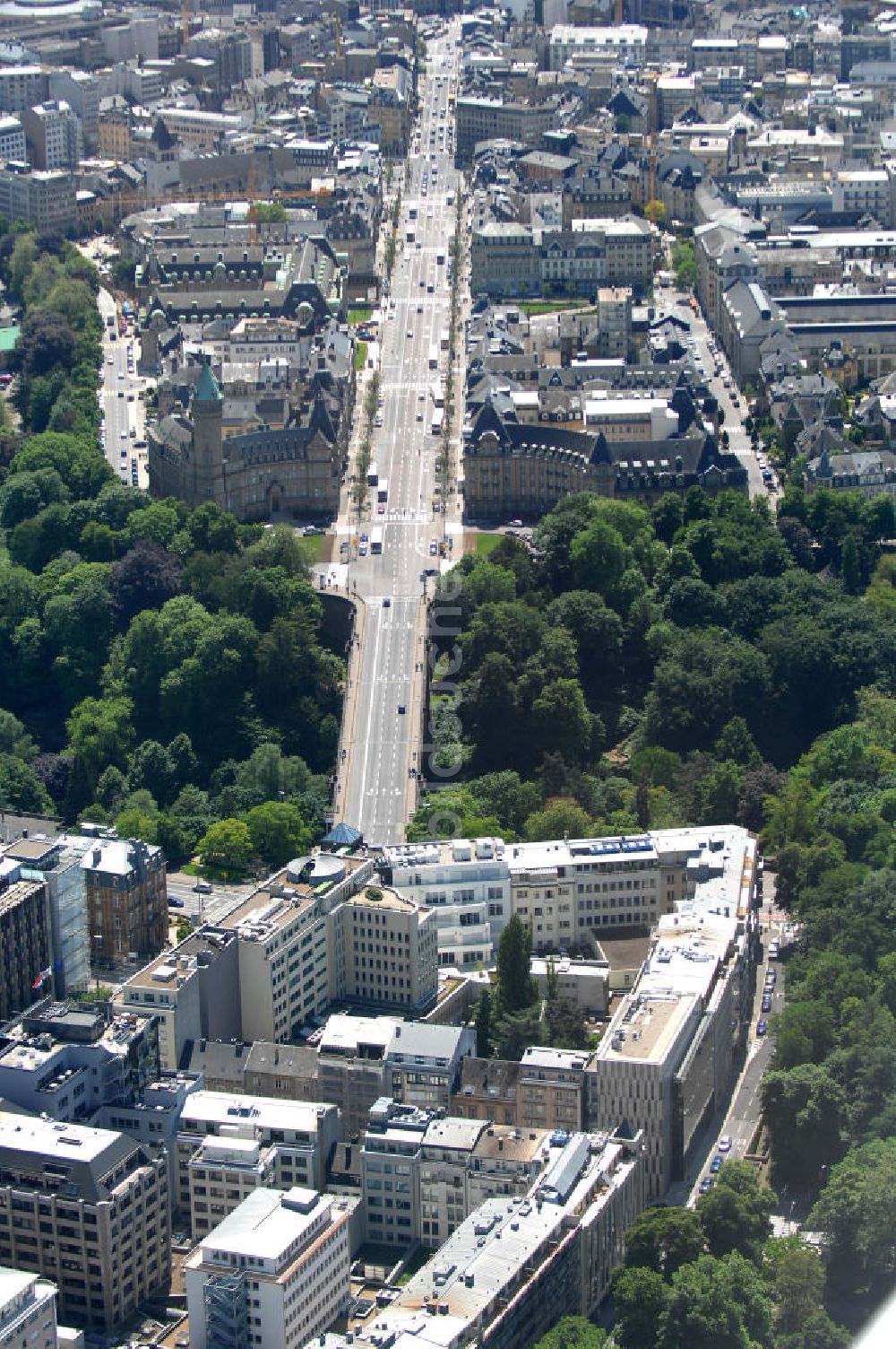 Luxemburg von oben - Stadtansicht auf den Boulevard de la Petrusse am Place de Metz und der Pont Adolphe im Altstadtzentrum von Luxemburg